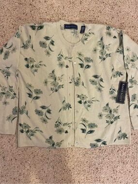 NWT light green floral print Karen Scott button up cardigan size M